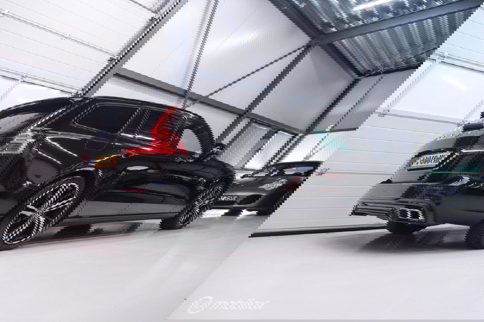 Volvo V60 2.0 T6 Recharge AWD R-Design 340 pk | Harman kardon | Adaptive | Stoel + stuurwiel verwarming | Trekhaak | DAB | LED | Memory |