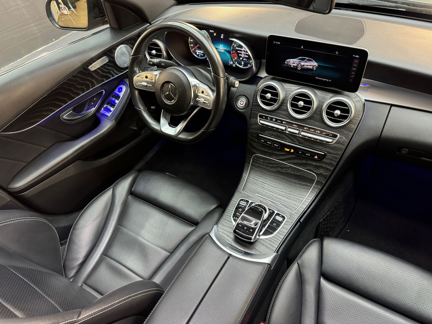 Mercedes-Benz C-Klasse 180 AMG Premium+ Pano|Keyless|Burmester