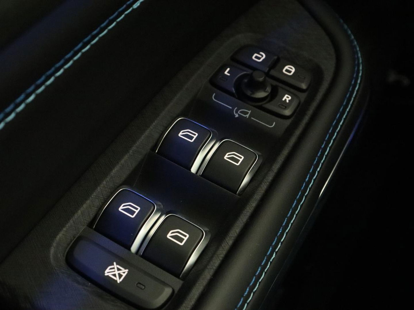 Lynk & Co 01 1.5 Plug In | Panoramadak | Infinity by Harman | Camera | Adaptive cruise | Stoelverwarming | Carplay | Memory | Full LED | PHEV