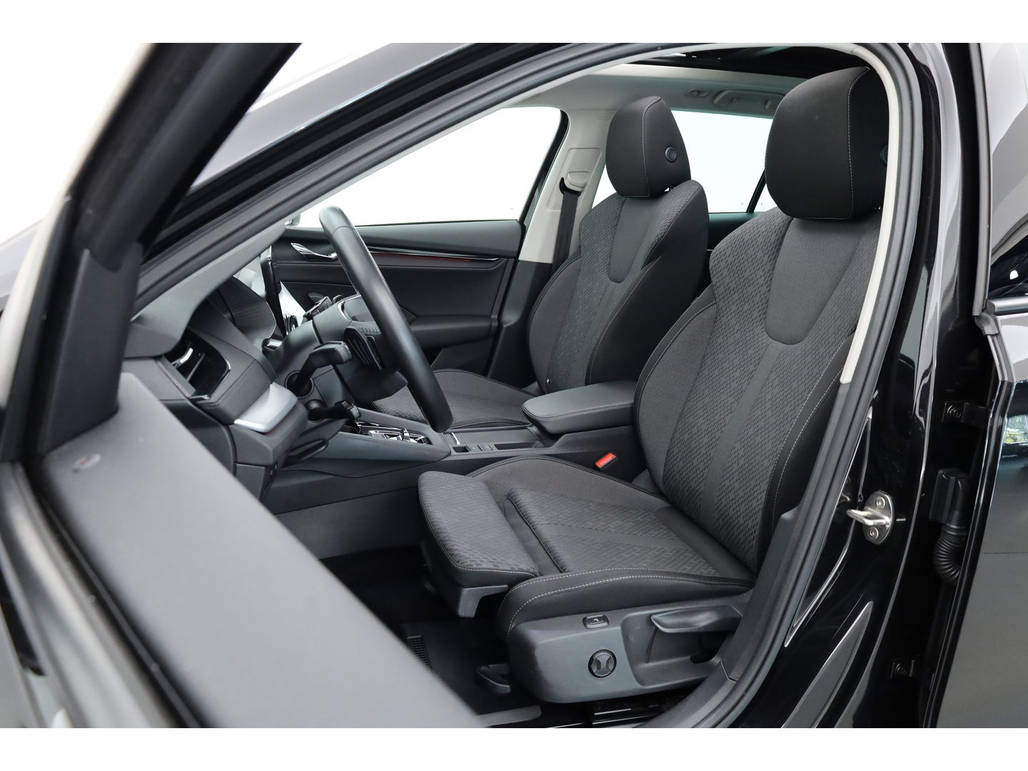 Škoda Octavia Combi 1.5 e-TSI Sport Business | Adapt. Cruise | Pano | CarPlay | Massage | Keyless | Trekhaak 1500 kg  | 4 Seasons