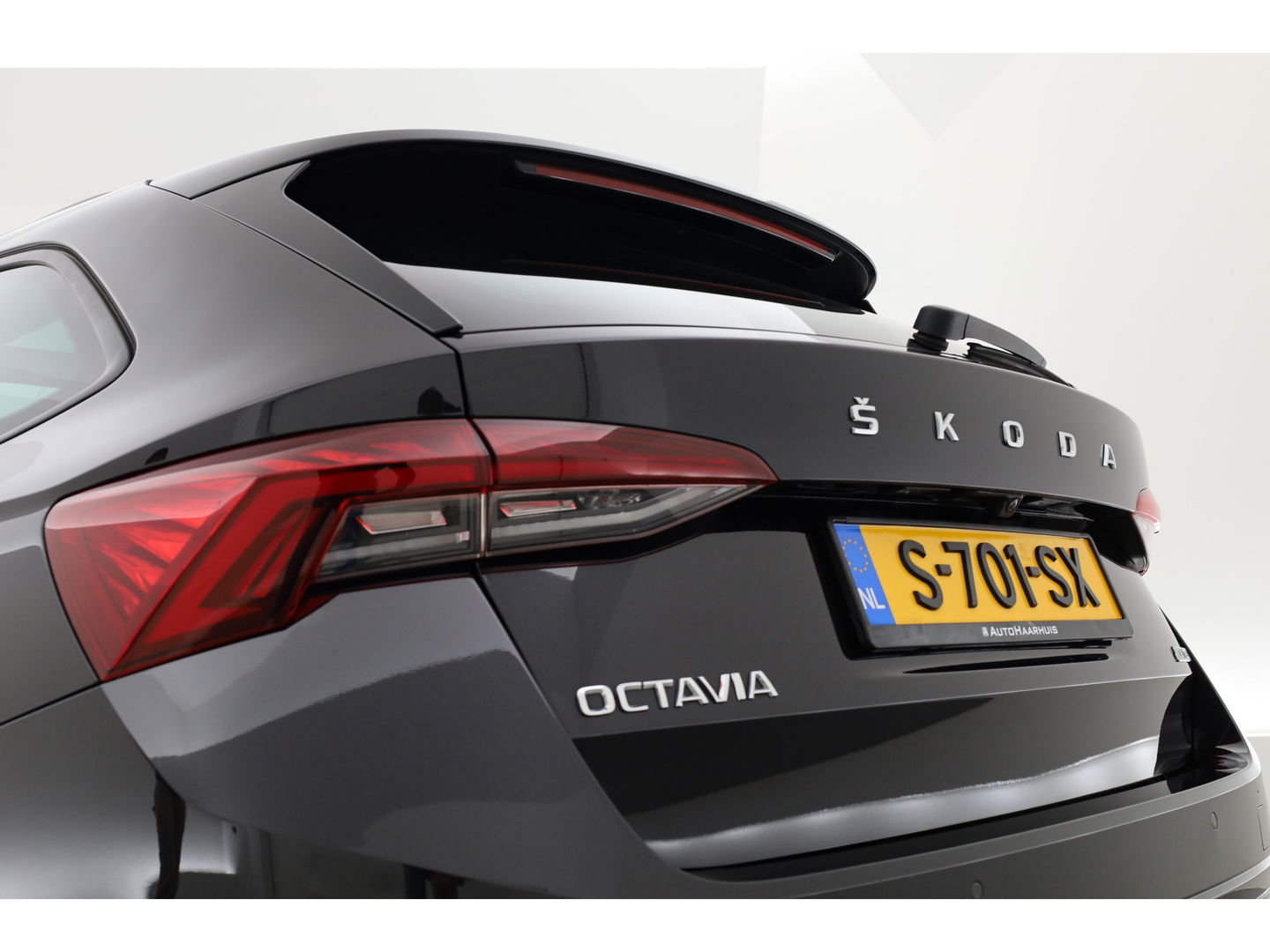 Škoda Octavia Combi 1.5 e-TSI Sport Business | Adapt. Cruise | Pano | CarPlay | Massage | Keyless | Trekhaak 1500 kg | 4 Seasons