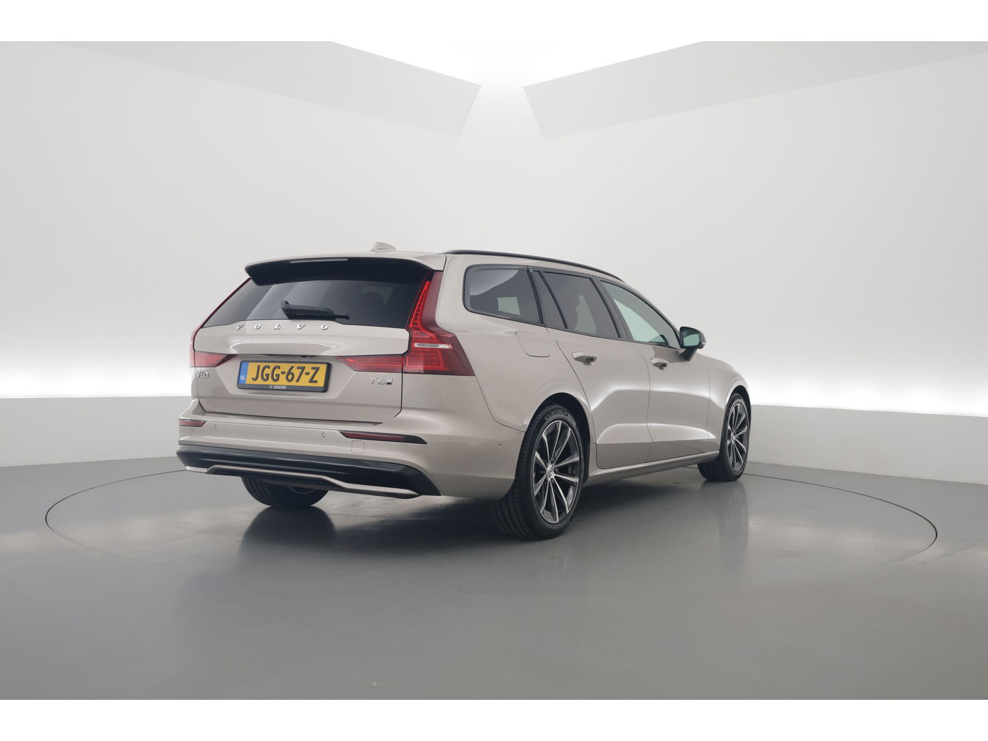 Volvo V60 2.0 T6 Plug-in hybrid AWD Plus Dark | Head-up | 360 camera | H&K Audio | Stoel + stuurverwarming |