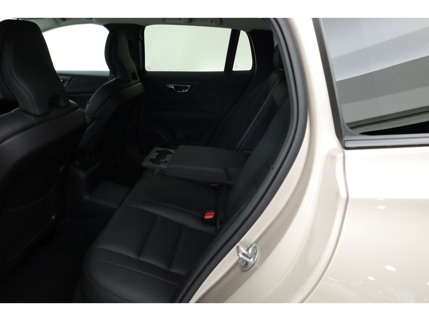 Volvo V60 2.0 T6 Plug-in hybrid AWD Plus Dark | Head-up | 360 camera | H&K Audio | Stoel + stuurverwarming |