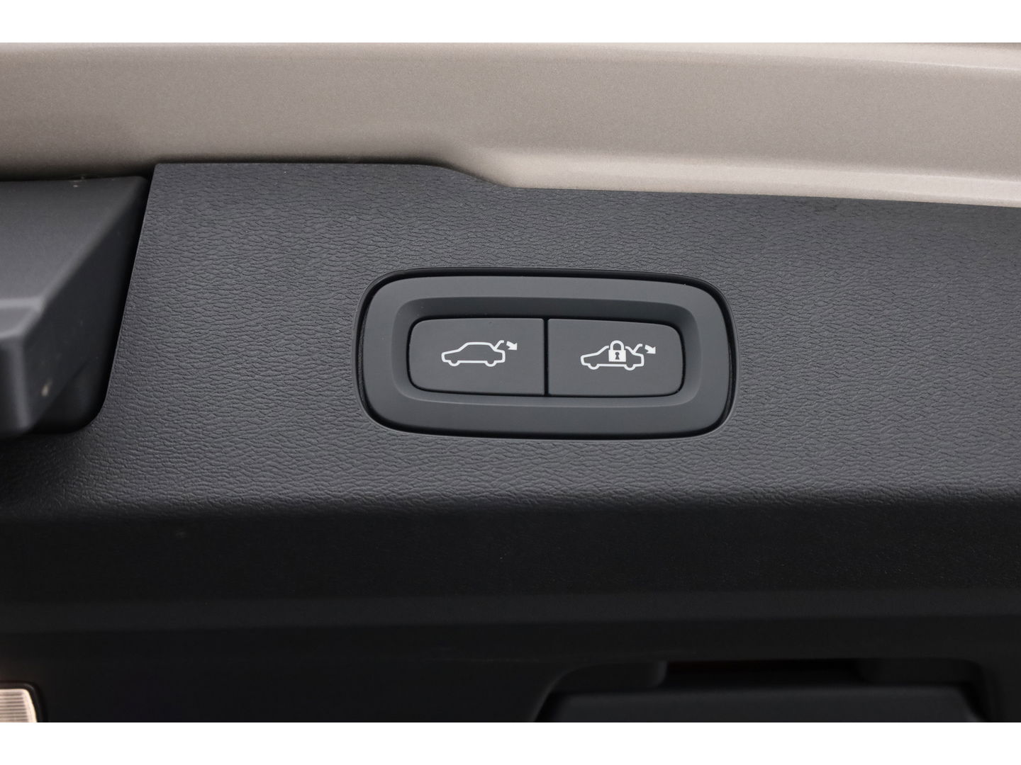 Volvo V60 2.0 T6 Plug-in hybrid AWD Plus Dark | Head-up | 360 camera | H&K Audio | Stoel + stuurverwarming |