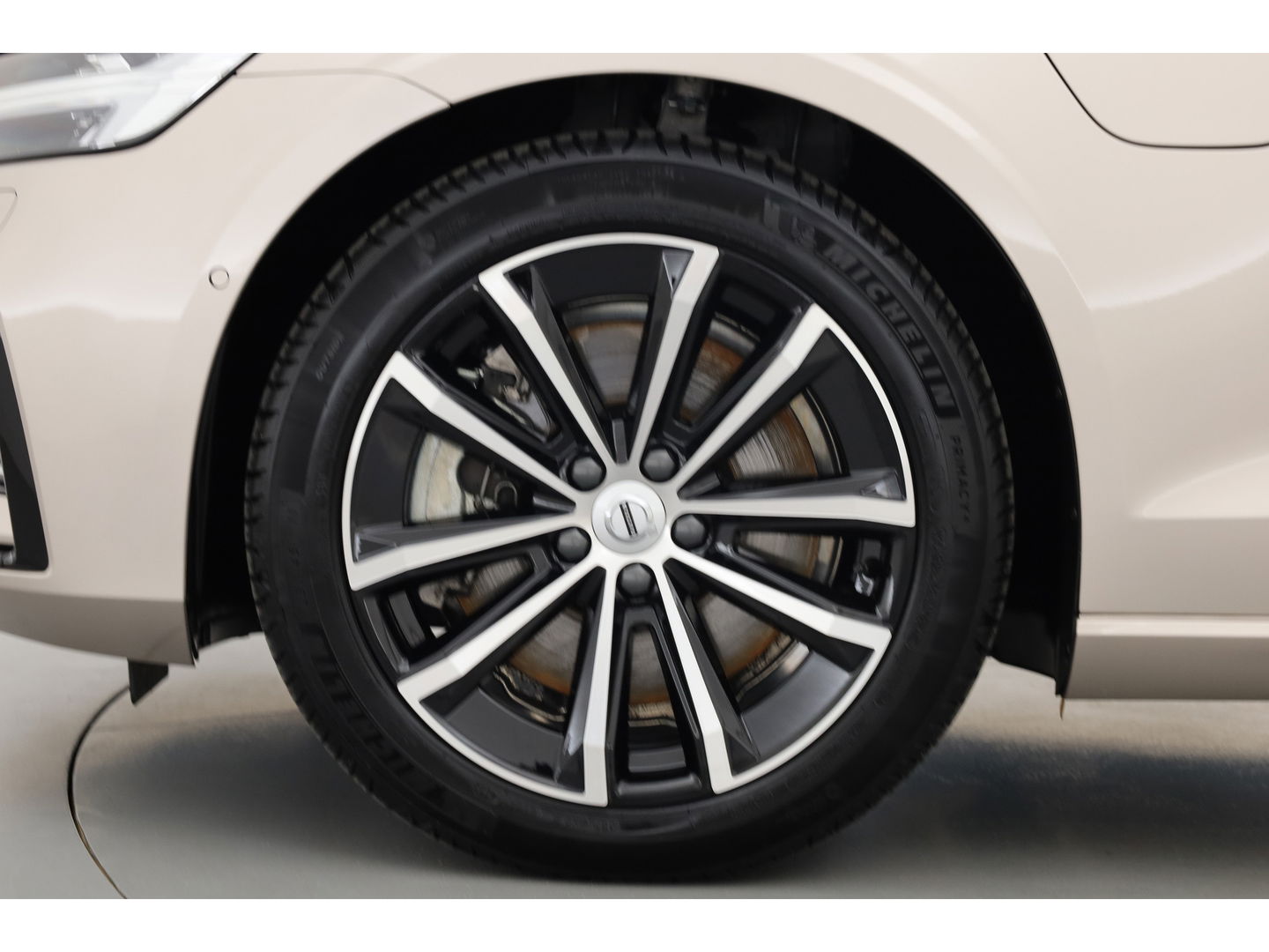 Volvo V60 2.0 T6 Plug-in hybrid AWD Plus Dark | Head-up | 360 camera | H&K Audio | Stoel + stuurverwarming |