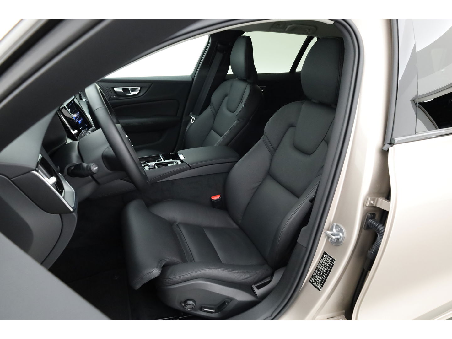 Volvo V60 2.0 T6 Plug-in hybrid AWD Plus Dark | Head-up | 360 camera | H&K Audio | Stoel + stuurverwarming |