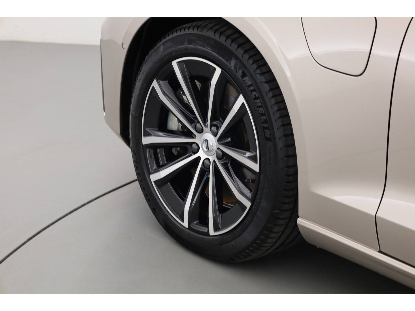Volvo V60 2.0 T6 Plug-in hybrid AWD Plus Dark | Head-up | 360 camera | H&K Audio | Stoel + stuurverwarming |