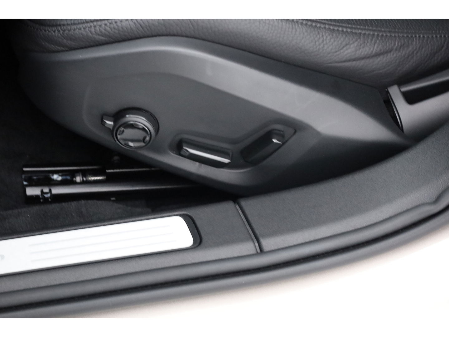 Volvo V60 2.0 T6 Plug-in hybrid AWD Plus Dark | Head-up | 360 camera | H&K Audio | Stoel + stuurverwarming |
