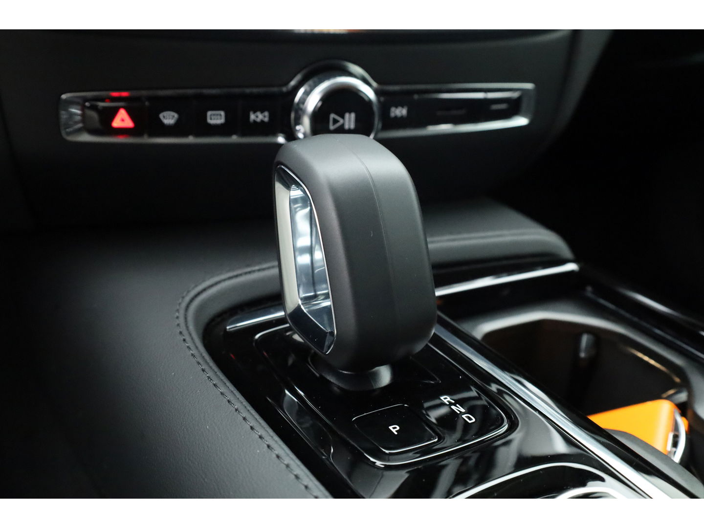 Volvo V60 2.0 T6 Plug-in hybrid AWD Plus Dark | Head-up | 360 camera | H&K Audio | Stoel + stuurverwarming |