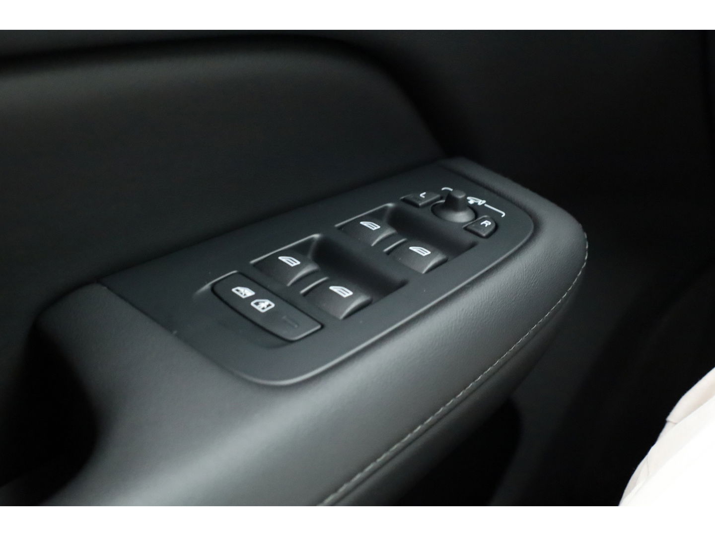 Volvo V60 2.0 T6 Plug-in hybrid AWD Plus Dark | Head-up | 360 camera | H&K Audio | Stoel + stuurverwarming |