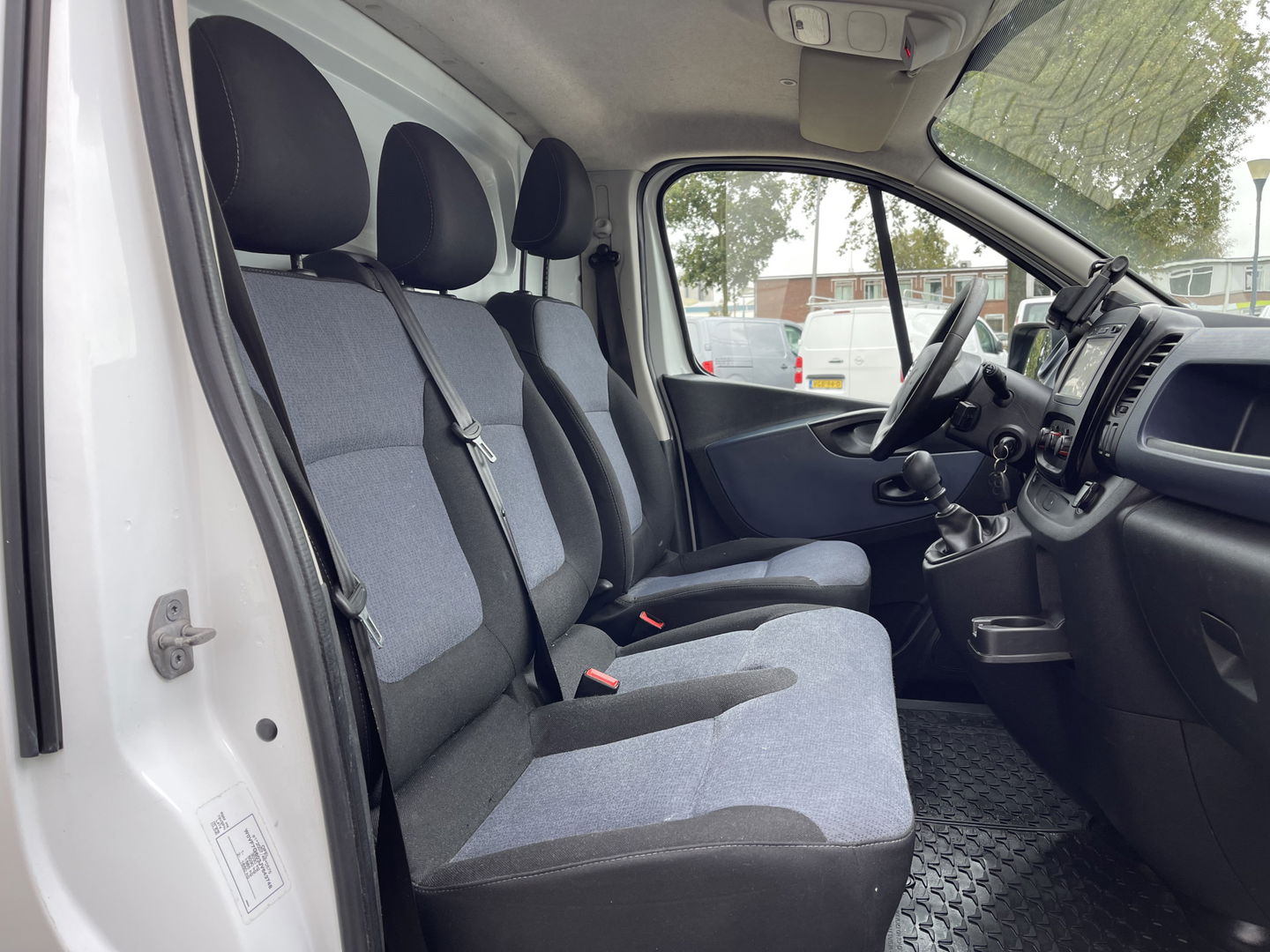 Opel Vivaro 1.6 CDTI 120pk L2H1 Edition / vaste prijs rijklaar € 11.950 ex btw / euro 6 diesel / lease vanaf € 201 / airco / cruise / navigatie / trekhaak / imperial !