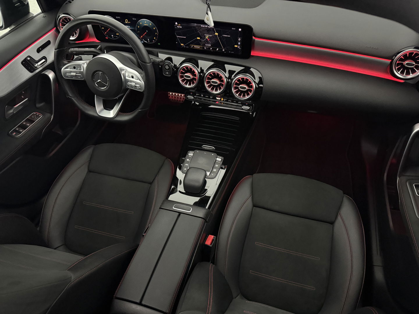 Mercedes-Benz A-Klasse 200 AMG | Pano | Sfeerverl. | Virtual | Burmester | Camera | Memory | Dodehoek | NAP