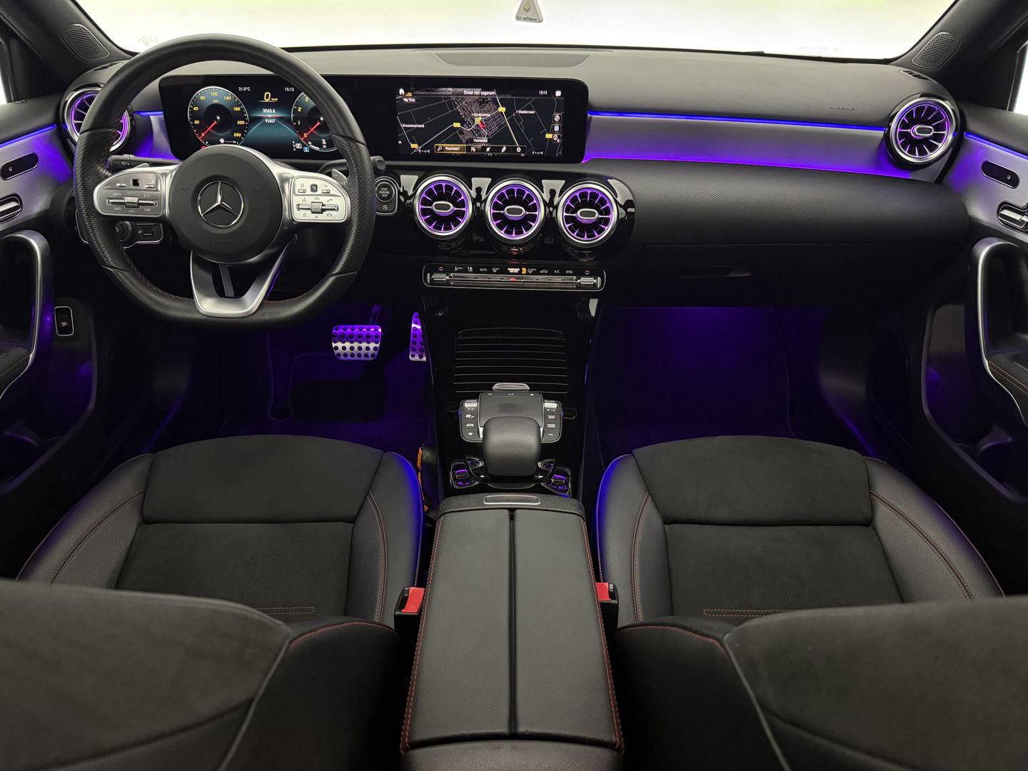 Mercedes-Benz A-Klasse 200 AMG | Pano | Sfeerverl. | Virtual | Burmester | Camera | Memory | Dodehoek | NAP