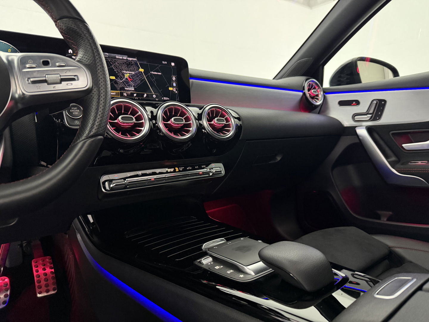 Mercedes-Benz A-Klasse 200 AMG | Pano | Sfeerverl. | Virtual | Burmester | Camera | Memory | Dodehoek | NAP