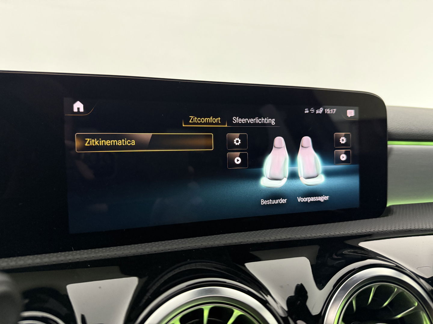 Mercedes-Benz A-Klasse 200 AMG | Pano | Sfeerverl. | Virtual | Burmester | Camera | Memory | Dodehoek | NAP