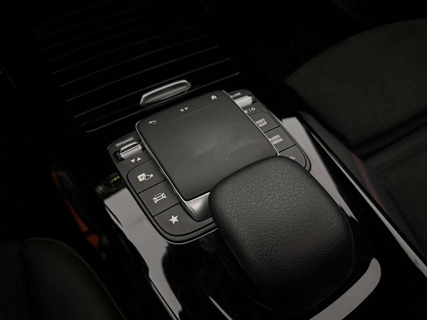 Mercedes-Benz A-Klasse 200 AMG | Pano | Sfeerverl. | Virtual | Burmester | Camera | Memory | Dodehoek | NAP