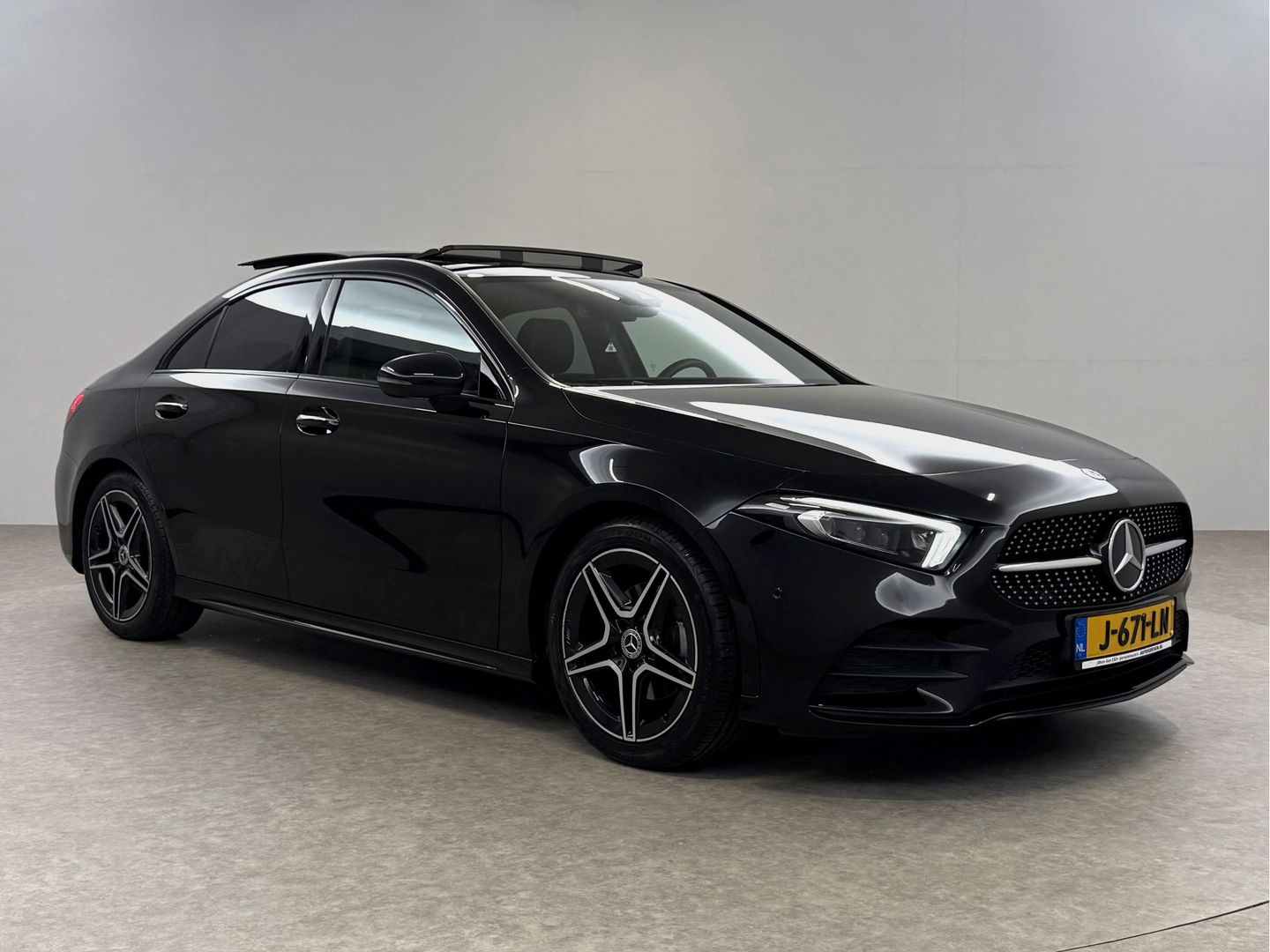 Mercedes-Benz A-Klasse 200 AMG | Pano | Sfeerverl. | Virtual | Burmester | Camera | Memory | Dodehoek | NAP