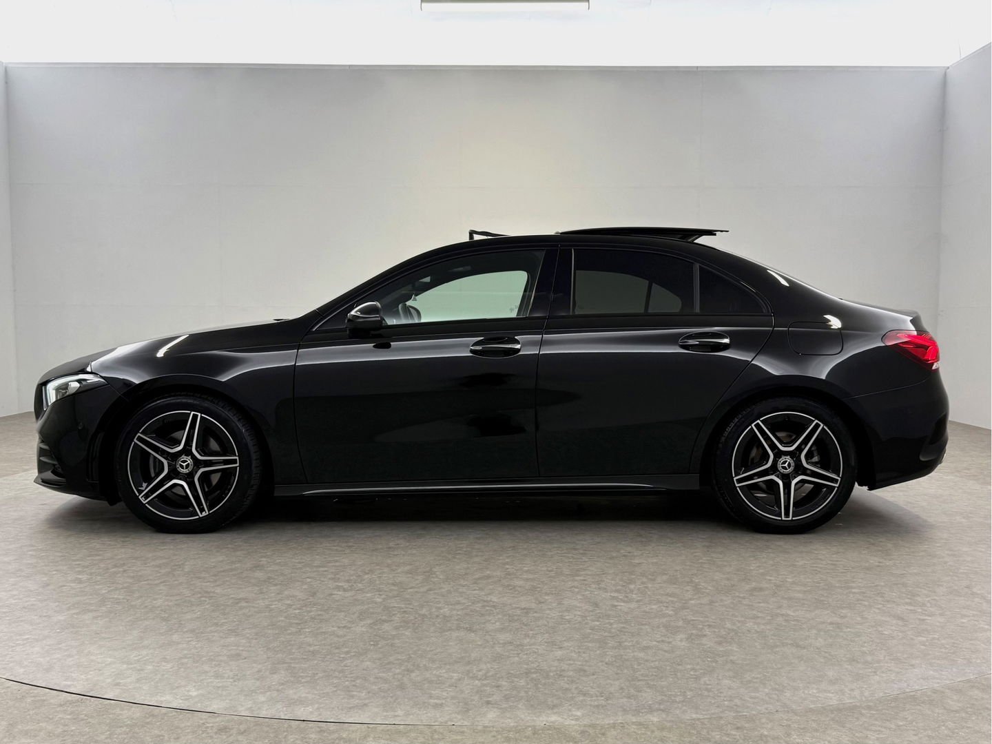 Mercedes-Benz A-Klasse 200 AMG | Pano | Sfeerverl. | Virtual | Burmester | Camera | Memory | Dodehoek | NAP