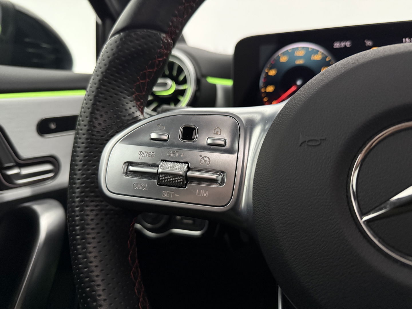 Mercedes-Benz A-Klasse 200 AMG | Pano | Sfeerverl. | Virtual | Burmester | Camera | Memory | Dodehoek | NAP