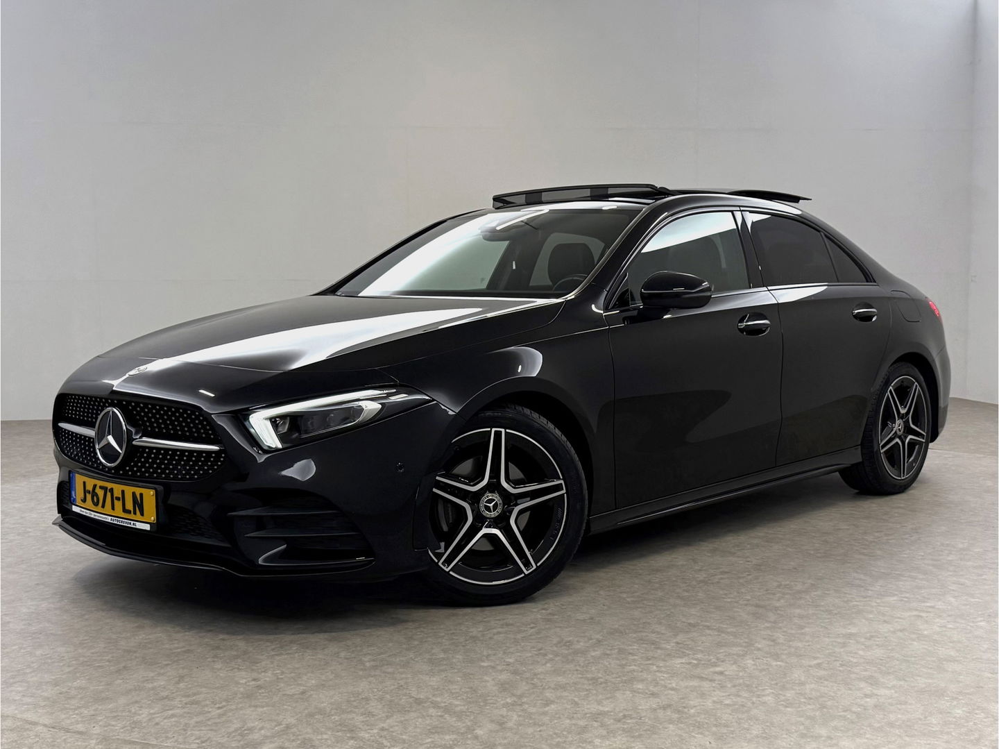 Mercedes-Benz A-Klasse 200 AMG | Pano | Sfeerverl. | Virtual | Burmester | Camera | Memory | Dodehoek | NAP