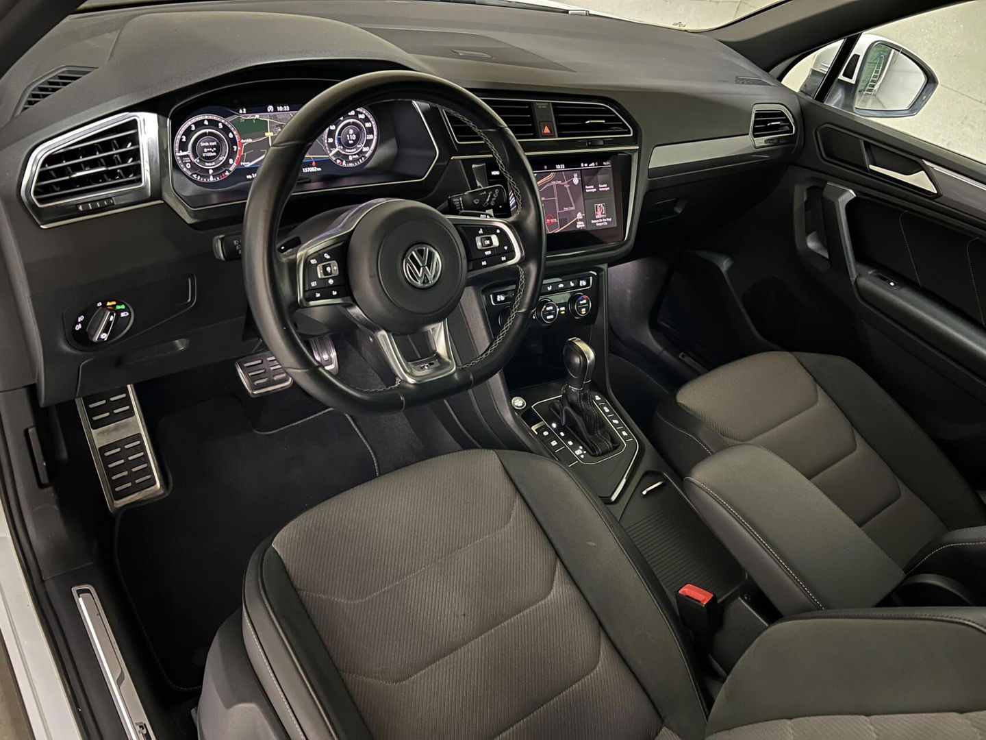 Volkswagen Tiguan 1.5 TSI R-Line Black Edition Pano Virtual Dynaudio 360° NAP