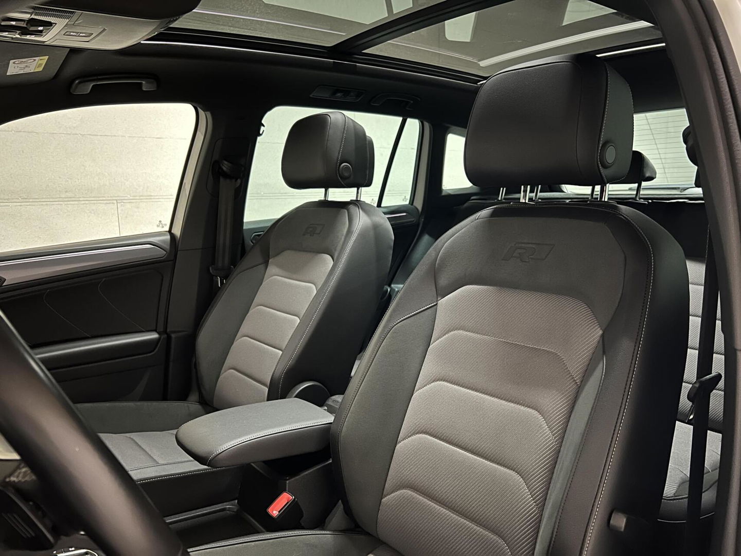 Volkswagen Tiguan 1.5 TSI R-Line Black Edition Pano Virtual Dynaudio 360° NAP