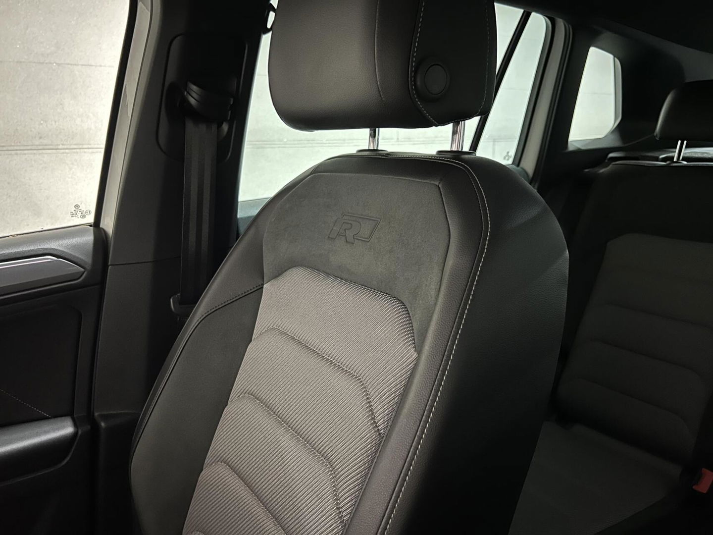 Volkswagen Tiguan 1.5 TSI R-Line Black Edition Pano Virtual Dynaudio 360° NAP