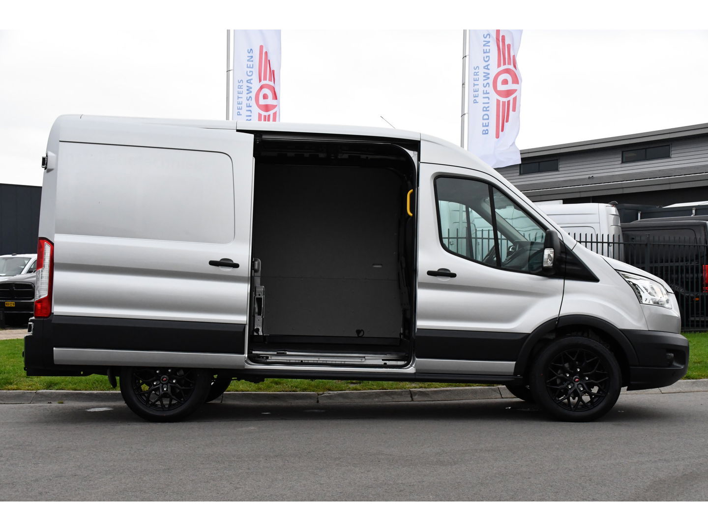 Ford Transit 2.0 TDCI L2H2 PB Edition Camera, Cruise, Carplay, Automaat, 130pk, Multimedia, Trekhaak, NAVI, Uniek!