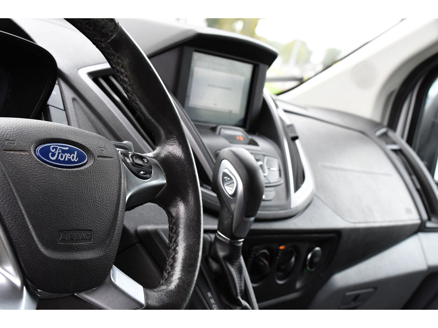 Ford Transit 2.0 TDCI L2H2 PB Edition Camera, Cruise, Carplay, Automaat, 130pk, Multimedia, Trekhaak, NAVI, Uniek!