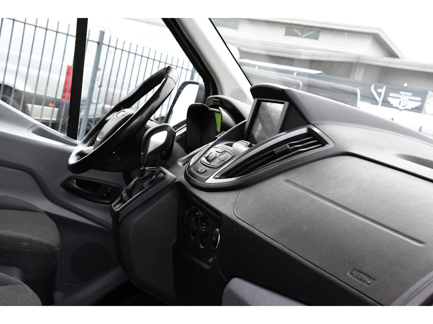 Ford Transit 2.0 TDCI L2H2 PB Edition Camera, Cruise, Carplay, Automaat, 130pk, Multimedia, Trekhaak, NAVI, Uniek!
