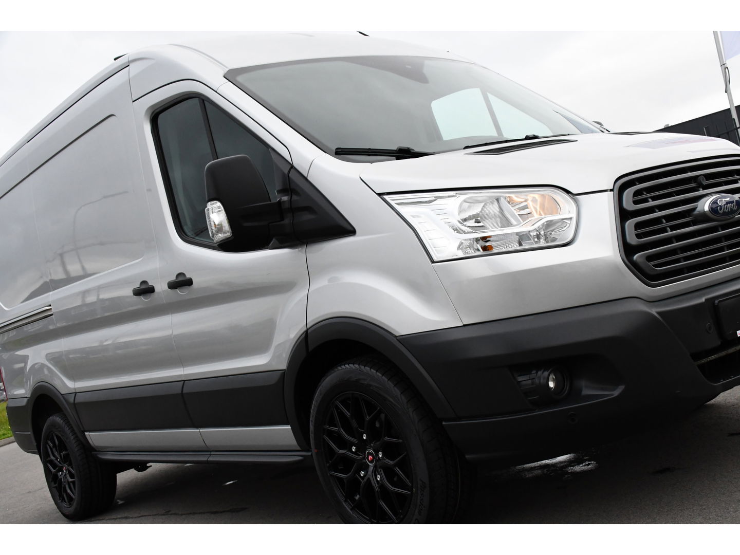 Ford Transit 2.0 TDCI L2H2 PB Edition Camera, Cruise, Carplay, Automaat, 130pk, Multimedia, Trekhaak, NAVI, Uniek!