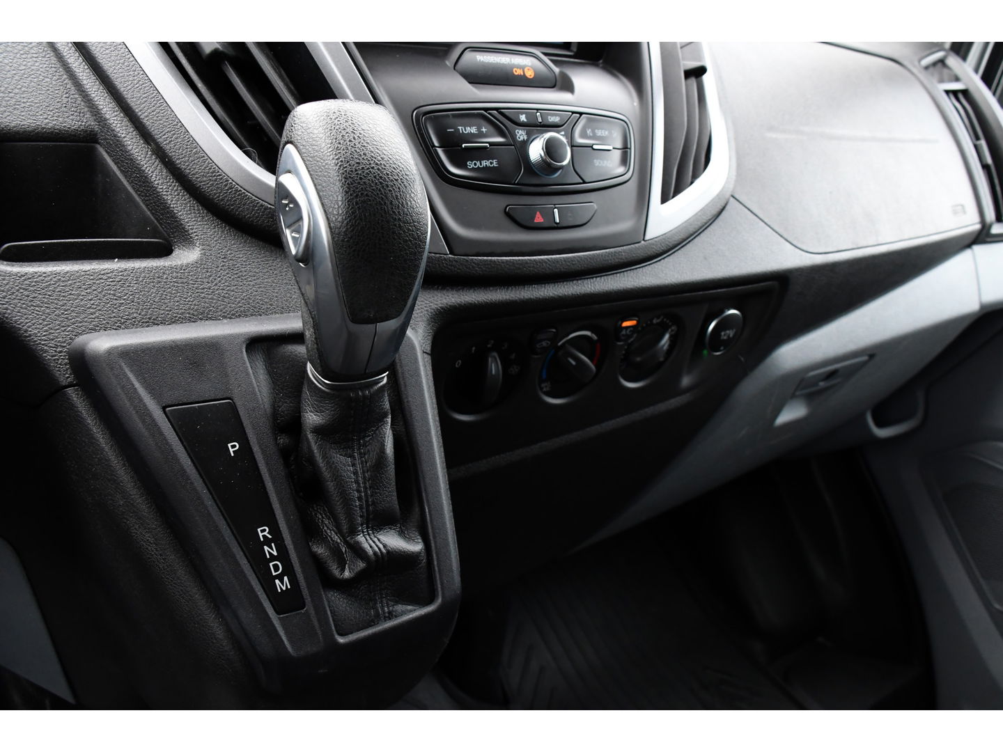 Ford Transit 2.0 TDCI L2H2 PB Edition Camera, Cruise, Carplay, Automaat, 130pk, Multimedia, Trekhaak, NAVI, Uniek!