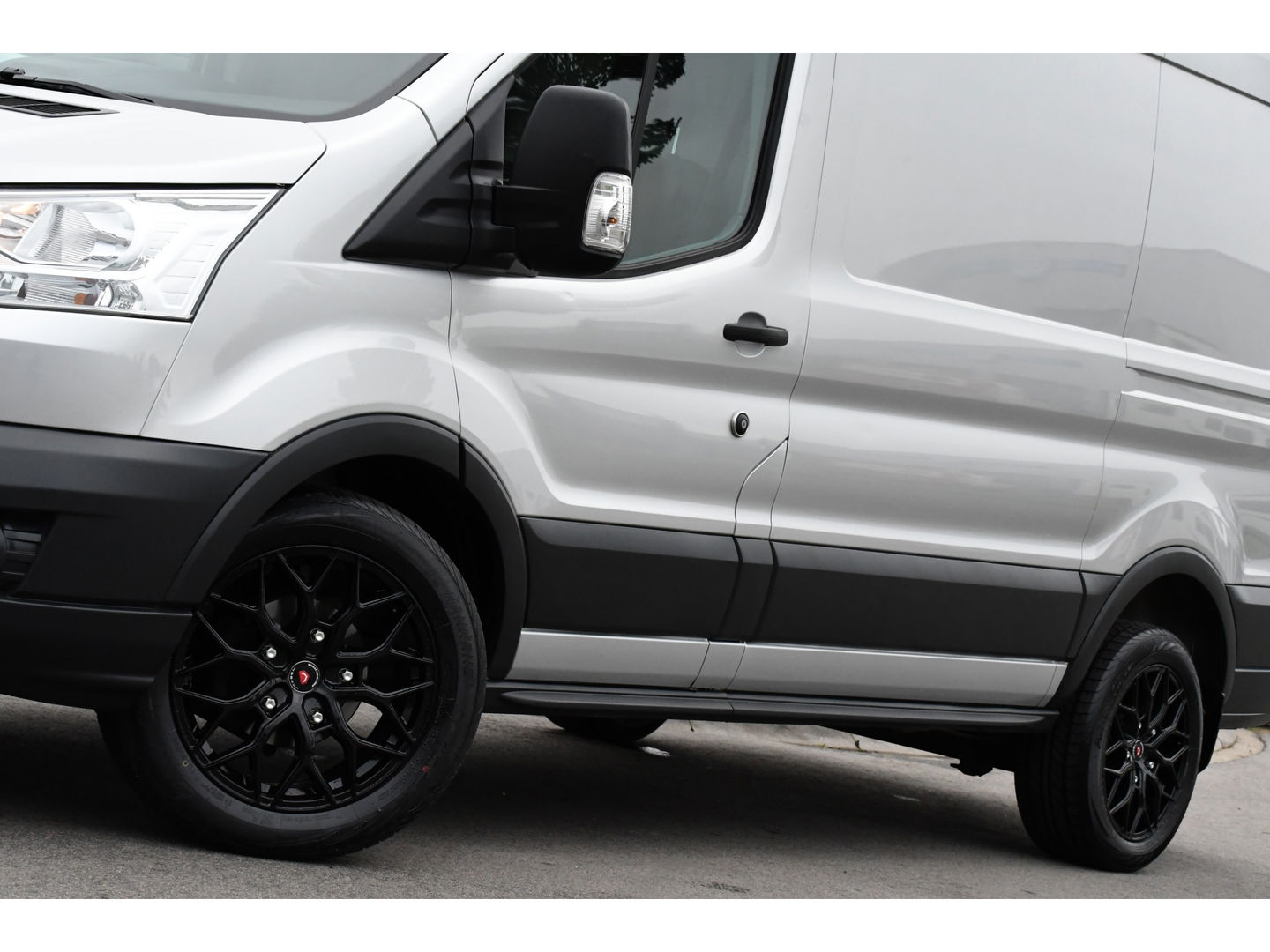 Ford Transit 2.0 TDCI L2H2 PB Edition Camera, Cruise, Carplay, Automaat, 130pk, Multimedia, Trekhaak, NAVI, Uniek!