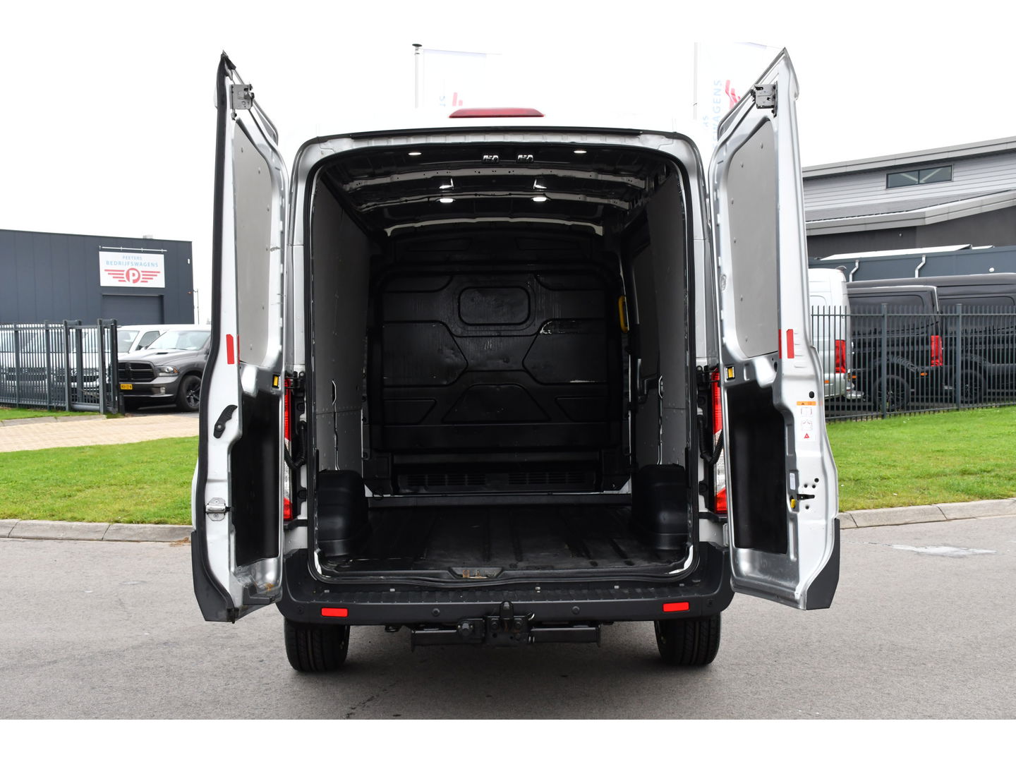Ford Transit 2.0 TDCI L2H2 PB Edition Camera, Cruise, Carplay, Automaat, 130pk, Multimedia, Trekhaak, NAVI, Uniek!