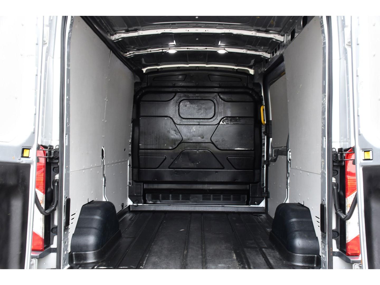Ford Transit 2.0 TDCI L2H2 PB Edition Camera, Cruise, Carplay, Automaat, 130pk, Multimedia, Trekhaak, NAVI, Uniek!