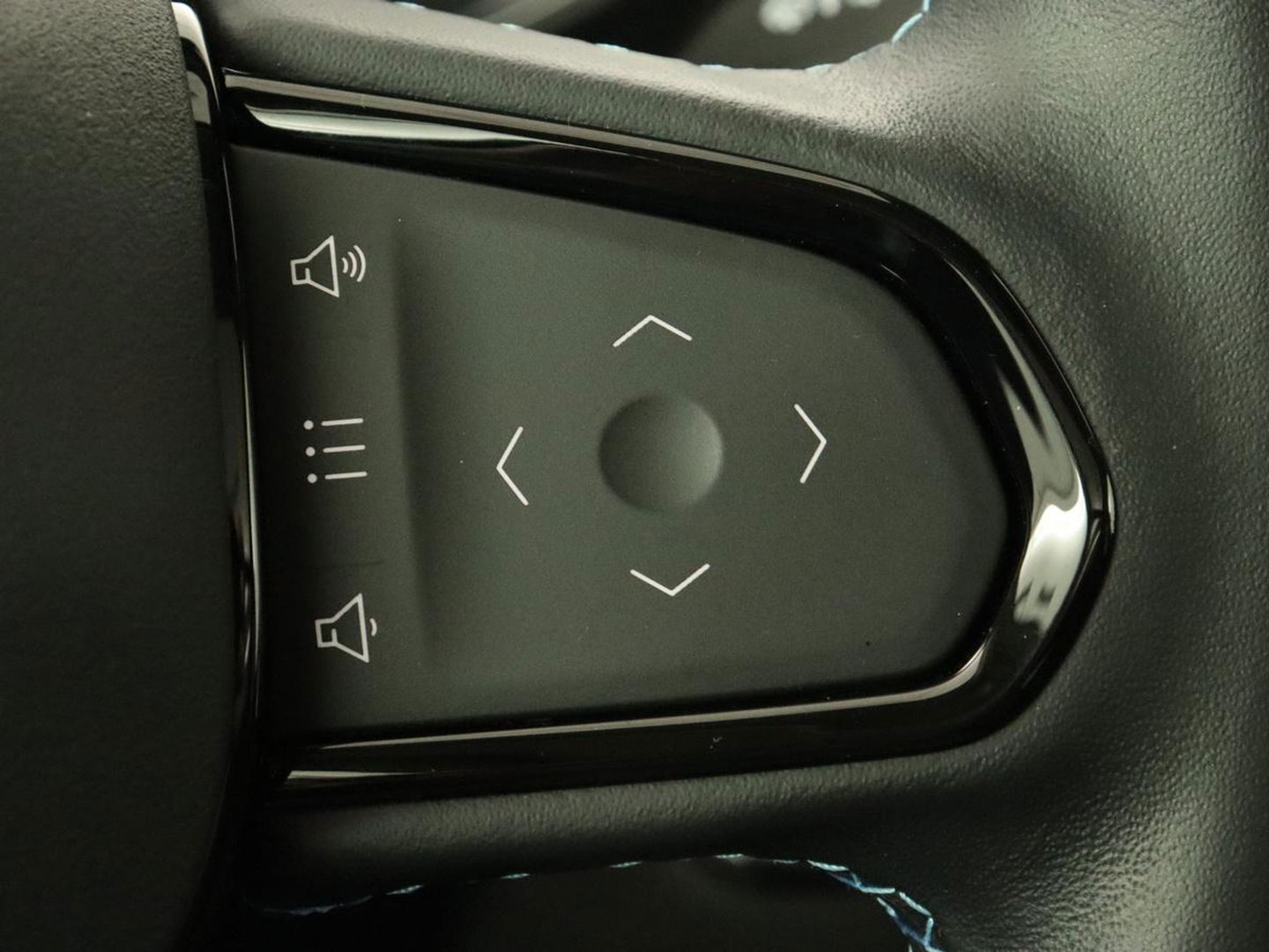 Lynk & Co 01 1.5 | Panoramadak | Carplay | Memory | Keyless | Navigatie | Camera | LED | Sfeerverlichting | Stoelverwarming | Stoelventilatie | Stembediening | LMV 20 inch | 48.000KM