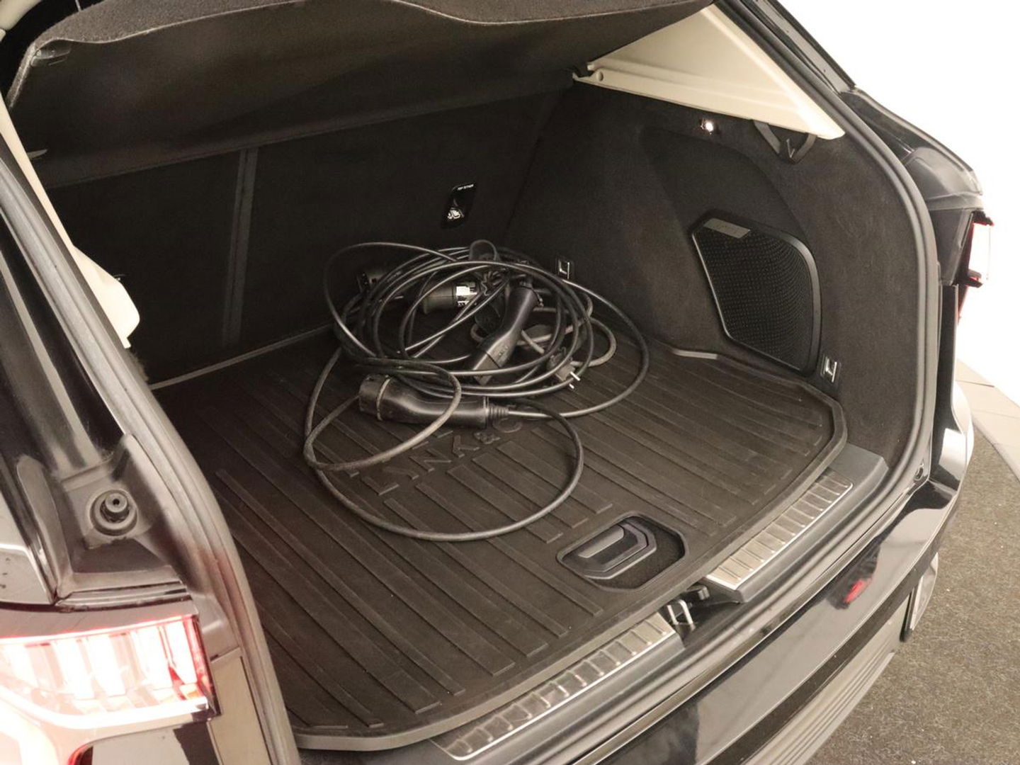 Lynk & Co 01 1.5 | Panoramadak | Carplay | Memory | Keyless | Navigatie | Camera | LED | Sfeerverlichting | Stoelverwarming | Stoelventilatie | Stembediening | LMV 20 inch | 48.000KM
