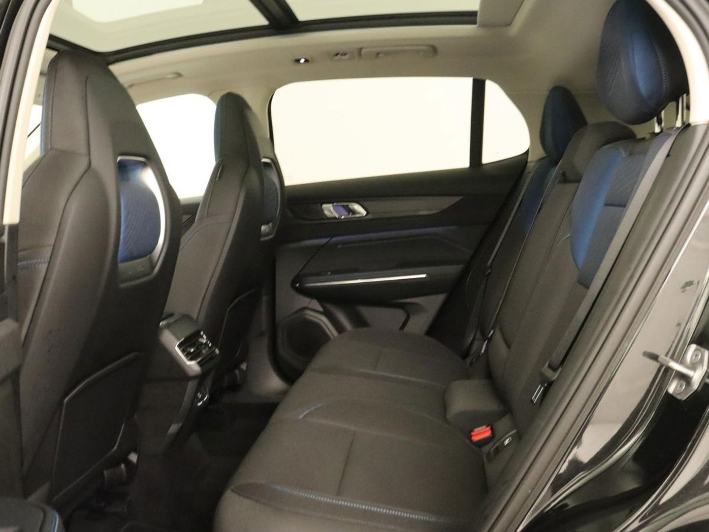 Lynk & Co 01 1.5 | Panoramadak | Carplay | Memory | Keyless | Navigatie | Camera | LED | Sfeerverlichting | Stoelverwarming | Stoelventilatie | Stembediening | LMV 20 inch | 48.000KM