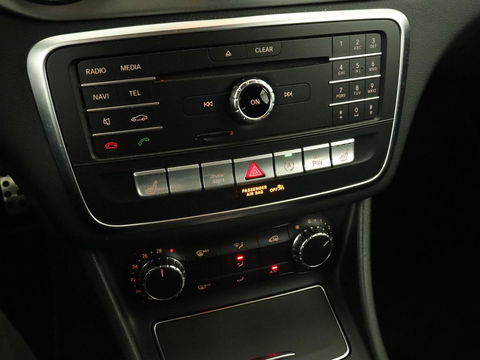 Mercedes-Benz CLA-Klasse Shooting Brake 180 | Trekhaak | Camera | Navigatie | Leder | LED | Cruise control | Sportstoelen | LMV 18 inch