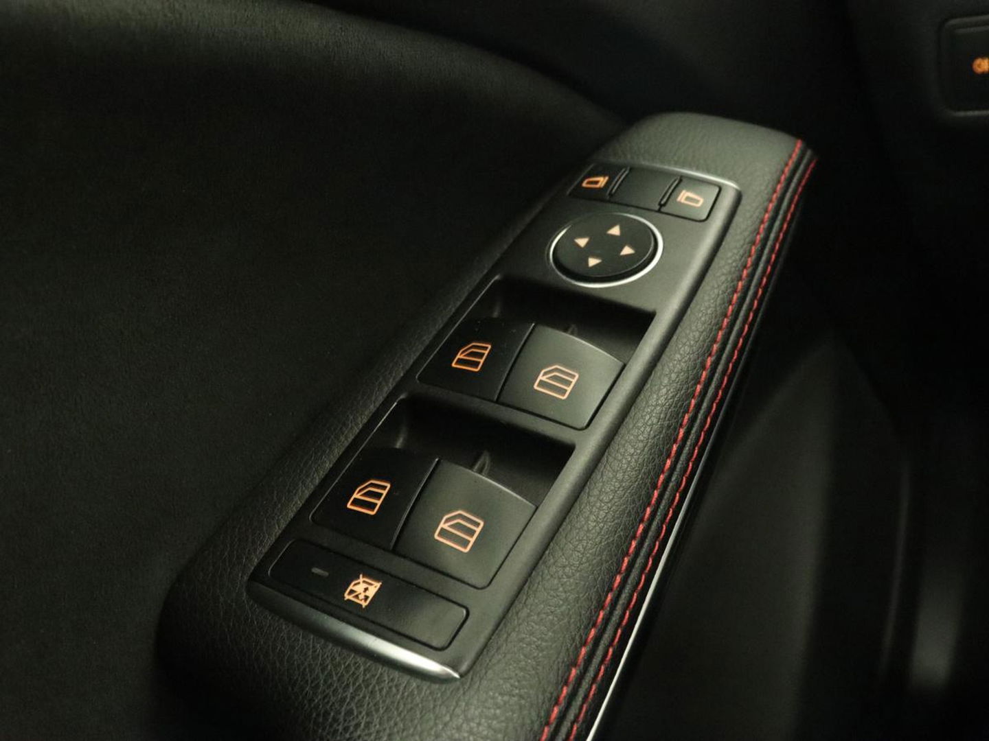 Mercedes-Benz CLA-Klasse Shooting Brake 180 | Trekhaak | Camera | Navigatie | Leder | LED | Cruise control | Sportstoelen | LMV 18 inch