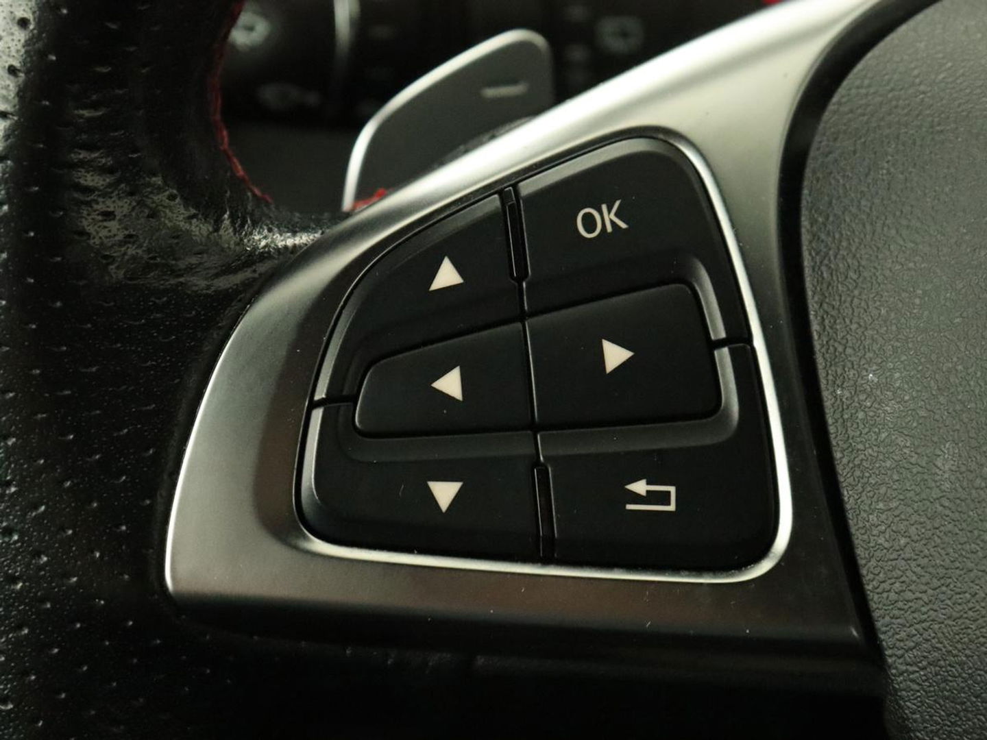 Mercedes-Benz CLA-Klasse Shooting Brake 180 | Trekhaak | Camera | Navigatie | Leder | LED | Cruise control | Sportstoelen | LMV 18 inch