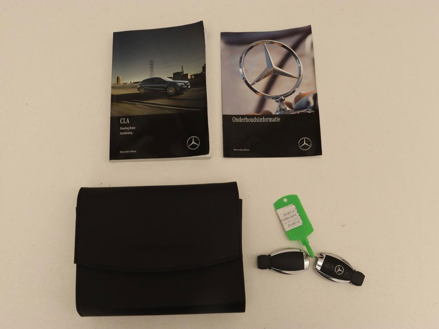 Mercedes-Benz CLA-Klasse Shooting Brake 180 | Trekhaak | Camera | Navigatie | Leder | LED | Cruise control | Sportstoelen | LMV 18 inch