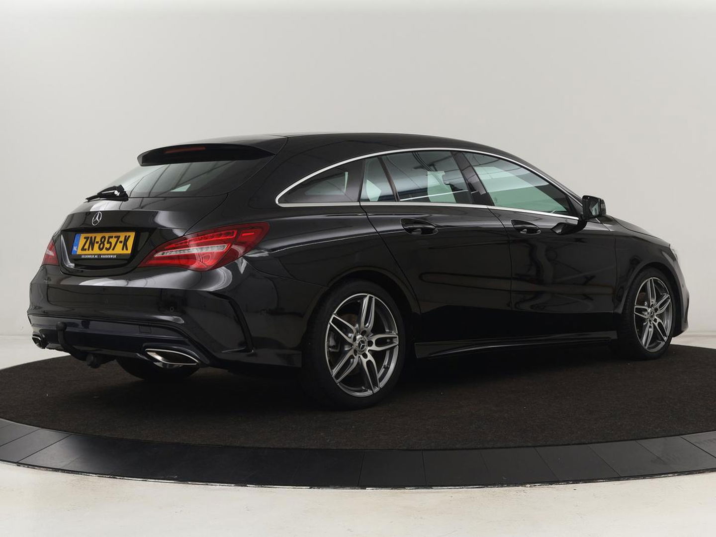 Mercedes-Benz CLA-Klasse Shooting Brake 180 | Trekhaak | Camera | Navigatie | Leder | LED | Cruise control | Sportstoelen | LMV 18 inch