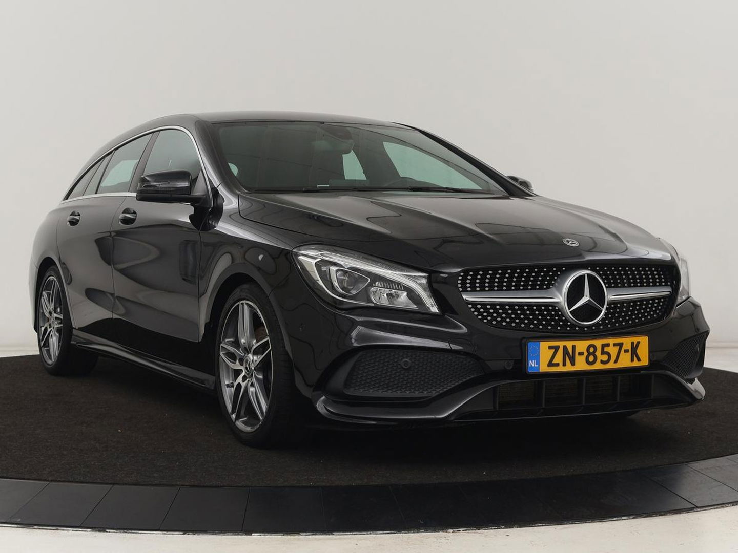 Mercedes-Benz CLA-Klasse Shooting Brake 180 | Trekhaak | Camera | Navigatie | Leder | LED | Cruise control | Sportstoelen | LMV 18 inch