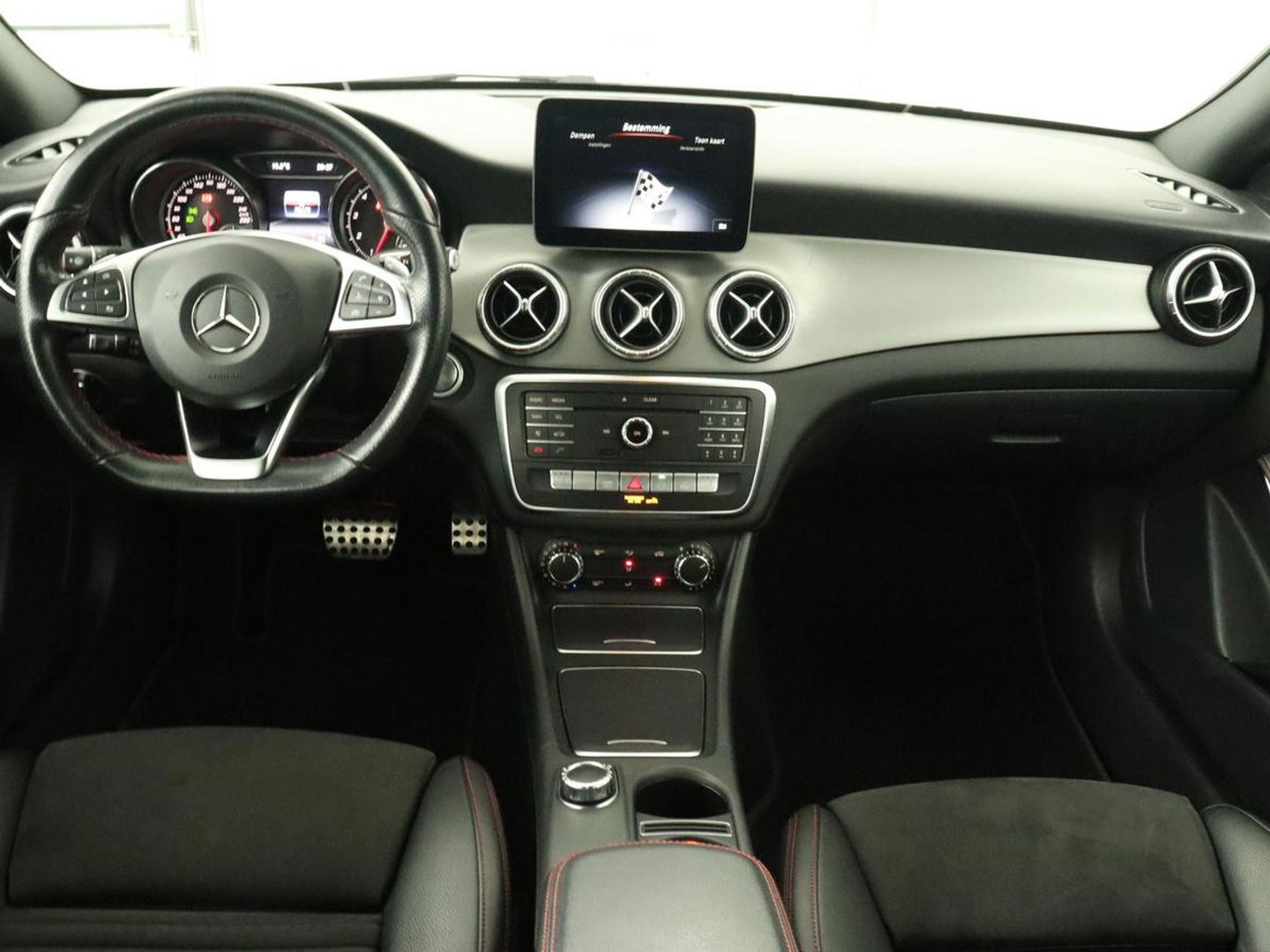 Mercedes-Benz CLA-Klasse Shooting Brake 180 | Trekhaak | Camera | Navigatie | Leder | LED | Cruise control | Sportstoelen | LMV 18 inch