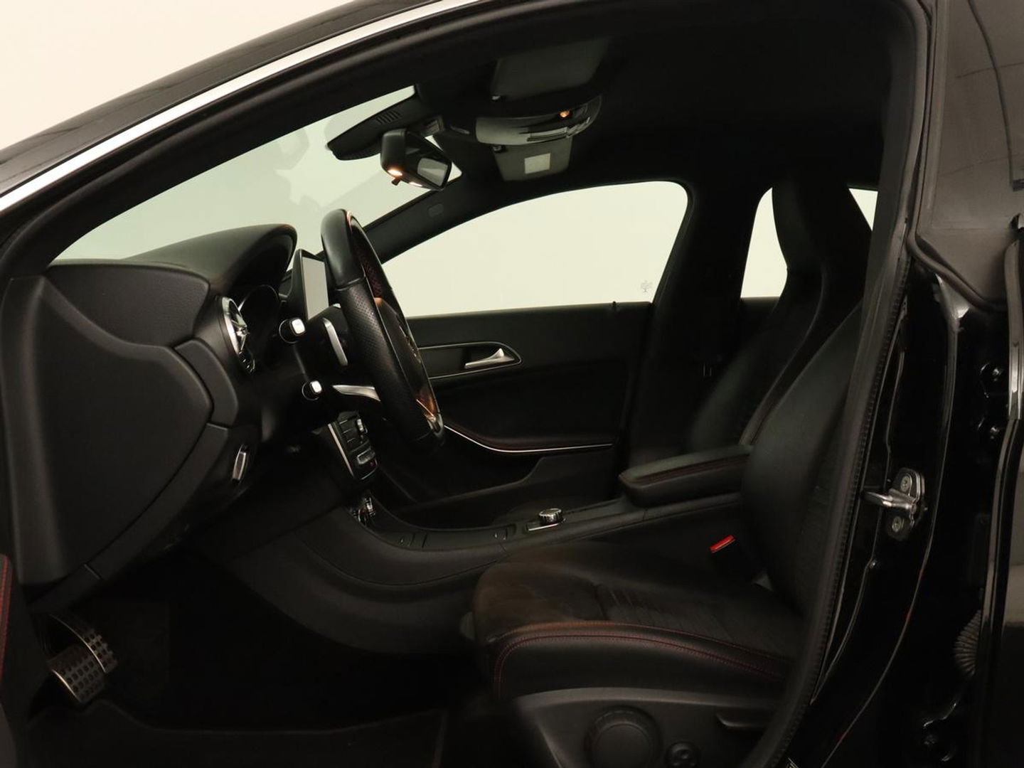 Mercedes-Benz CLA-Klasse Shooting Brake 180 | Trekhaak | Camera | Navigatie | Leder | LED | Cruise control | Sportstoelen | LMV 18 inch