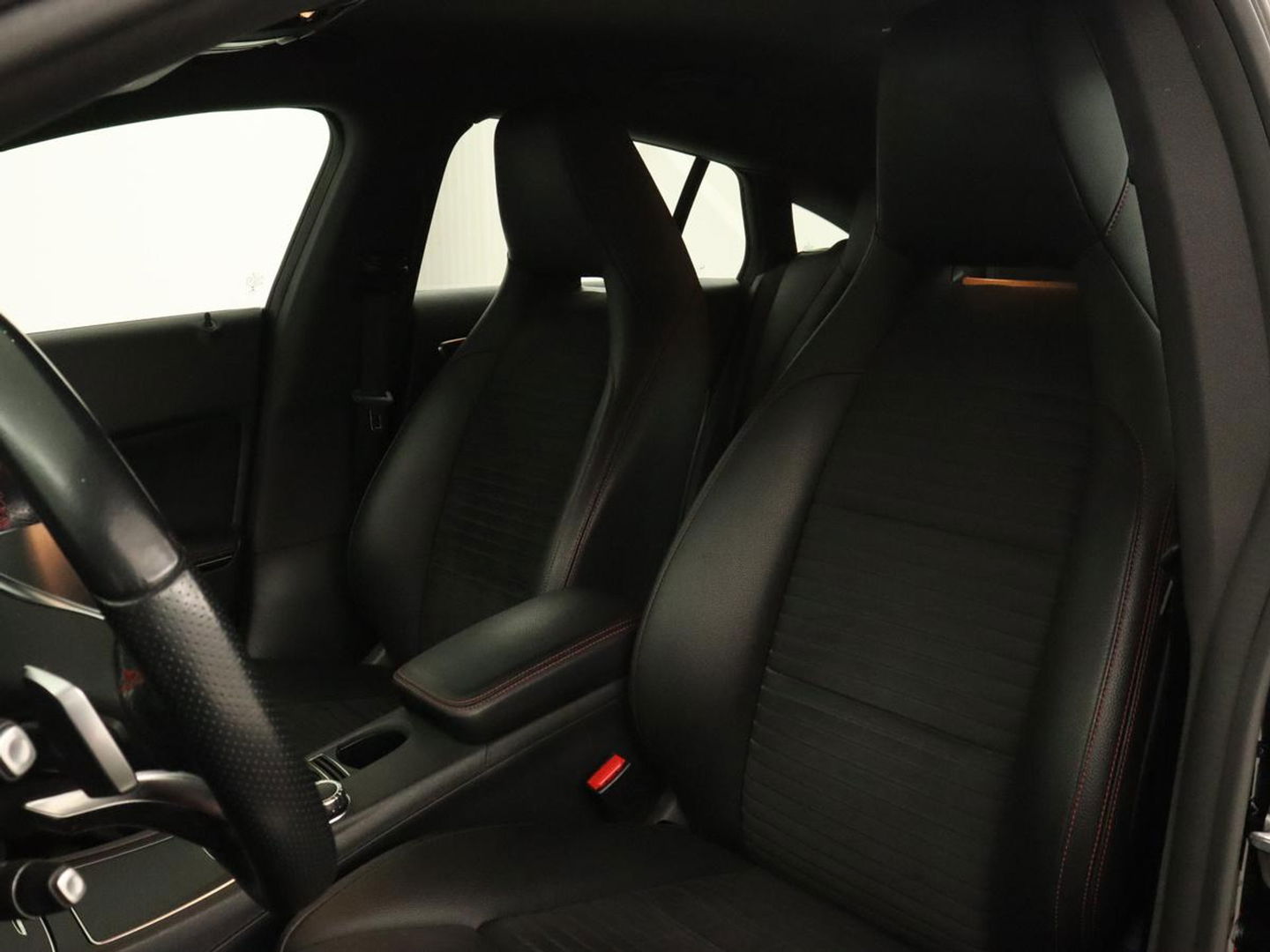 Mercedes-Benz CLA-Klasse Shooting Brake 180 | Trekhaak | Camera | Navigatie | Leder | LED | Cruise control | Sportstoelen | LMV 18 inch