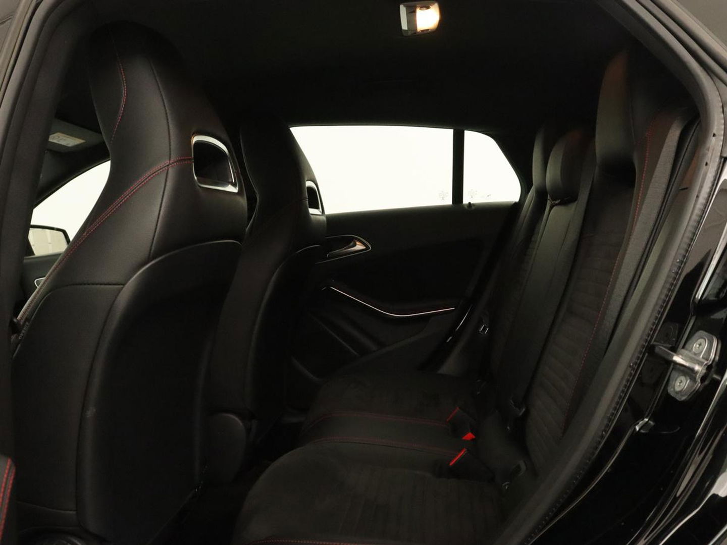 Mercedes-Benz CLA-Klasse Shooting Brake 180 | Trekhaak | Camera | Navigatie | Leder | LED | Cruise control | Sportstoelen | LMV 18 inch