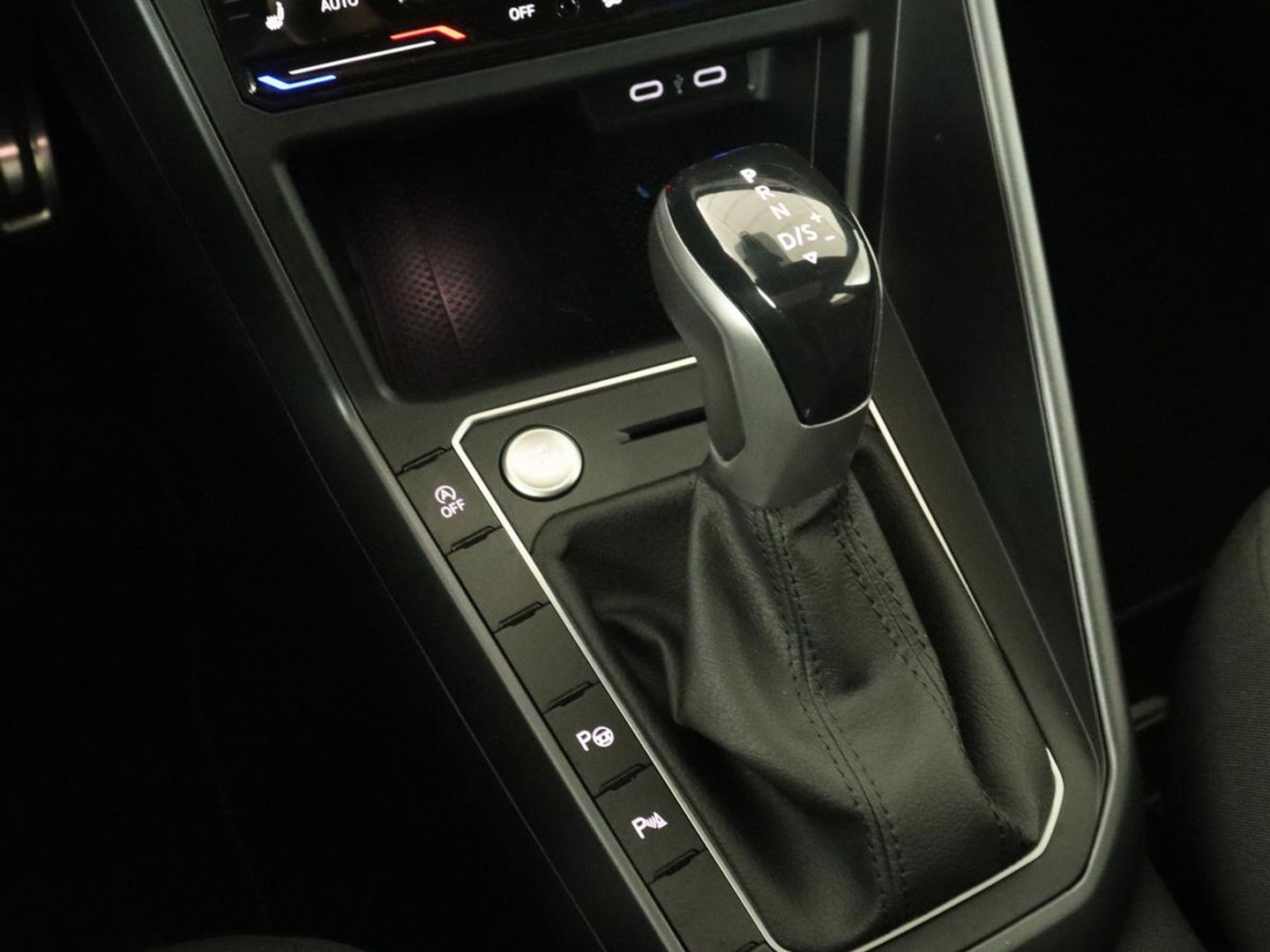 Volkswagen Taigo 1.0 TSI R-Line | Panoramadak| Camera | Virtual cockpit | Stoelverwarming | Navigatie | Carplay | LMV 18 inch | Getint glas | LED