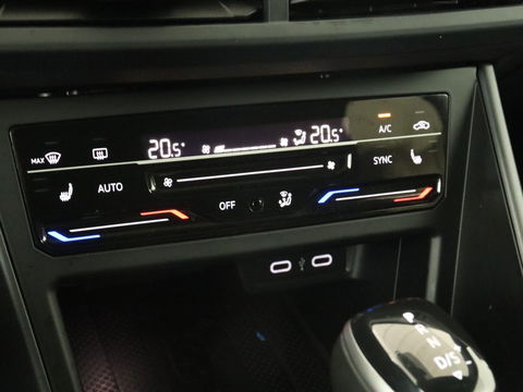 Volkswagen Taigo 1.0 TSI R-Line | Panoramadak| Camera | Virtual cockpit | Stoelverwarming | Navigatie | Carplay | LMV 18 inch | Getint glas | LED